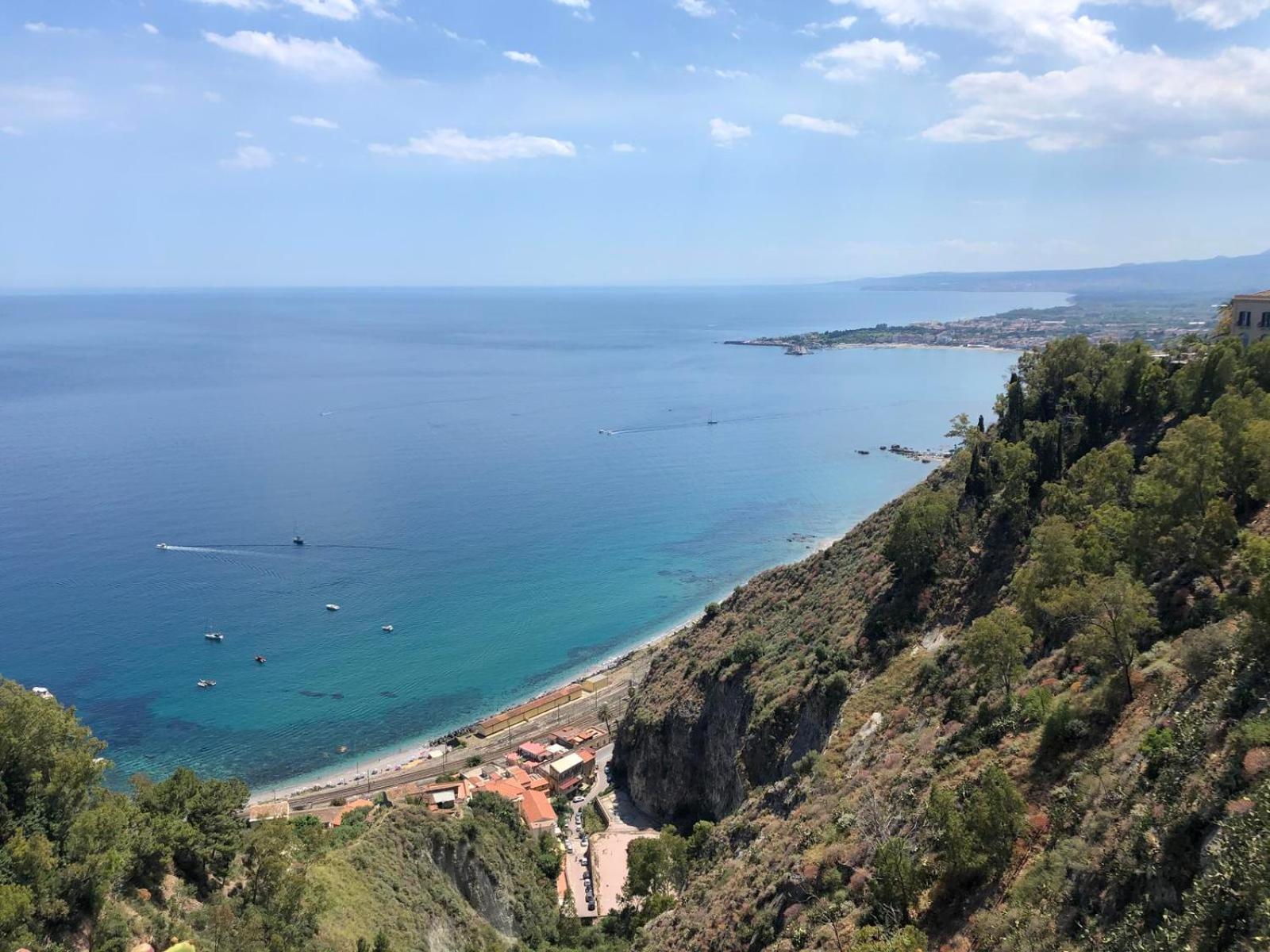 Bluesky Apartment - Third Floor Giardini Naxos Bagian luar foto